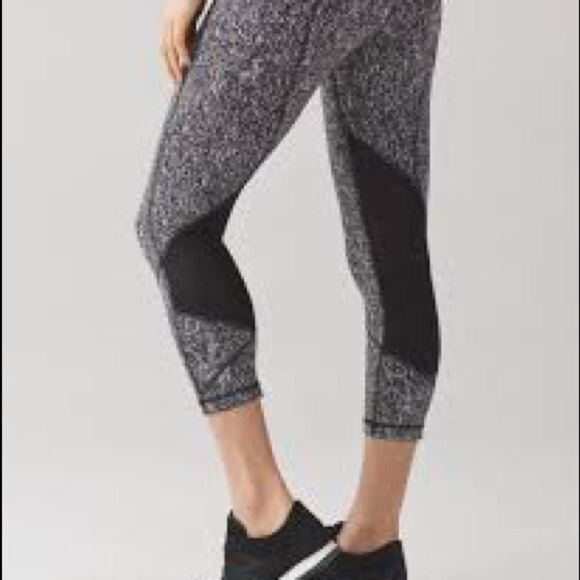 Lululemon Pace Rival Crop (19")
Line Up White Black / Black Sz 4 - Picture 2 of 11